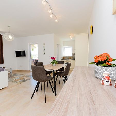 Apartments Amfora - Cozy And Modern Apartments For Up To 15 People, 100M From The Sea And Beach Stara Novalja Buitenkant foto
