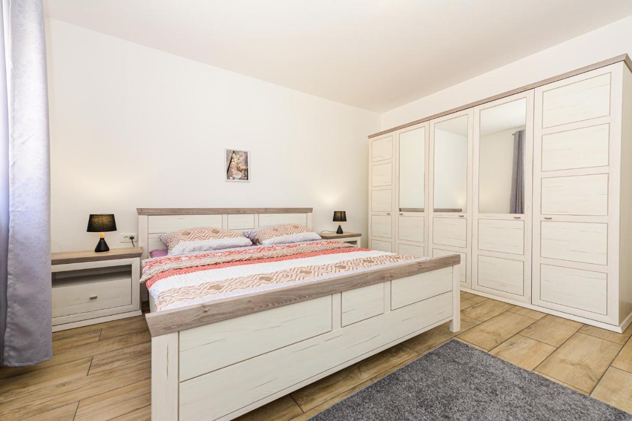 Apartments Amfora - Cozy And Modern Apartments For Up To 15 People, 100M From The Sea And Beach Stara Novalja Buitenkant foto