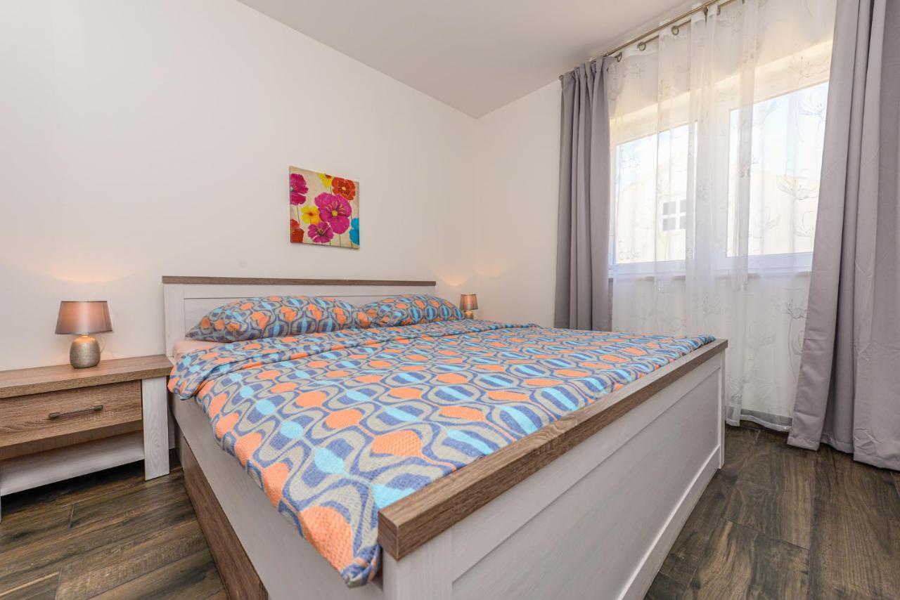 Apartments Amfora - Cozy And Modern Apartments For Up To 15 People, 100M From The Sea And Beach Stara Novalja Buitenkant foto