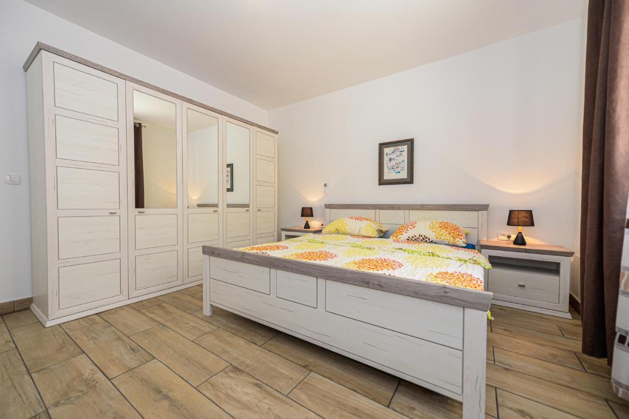 Apartments Amfora - Cozy And Modern Apartments For Up To 15 People, 100M From The Sea And Beach Stara Novalja Buitenkant foto