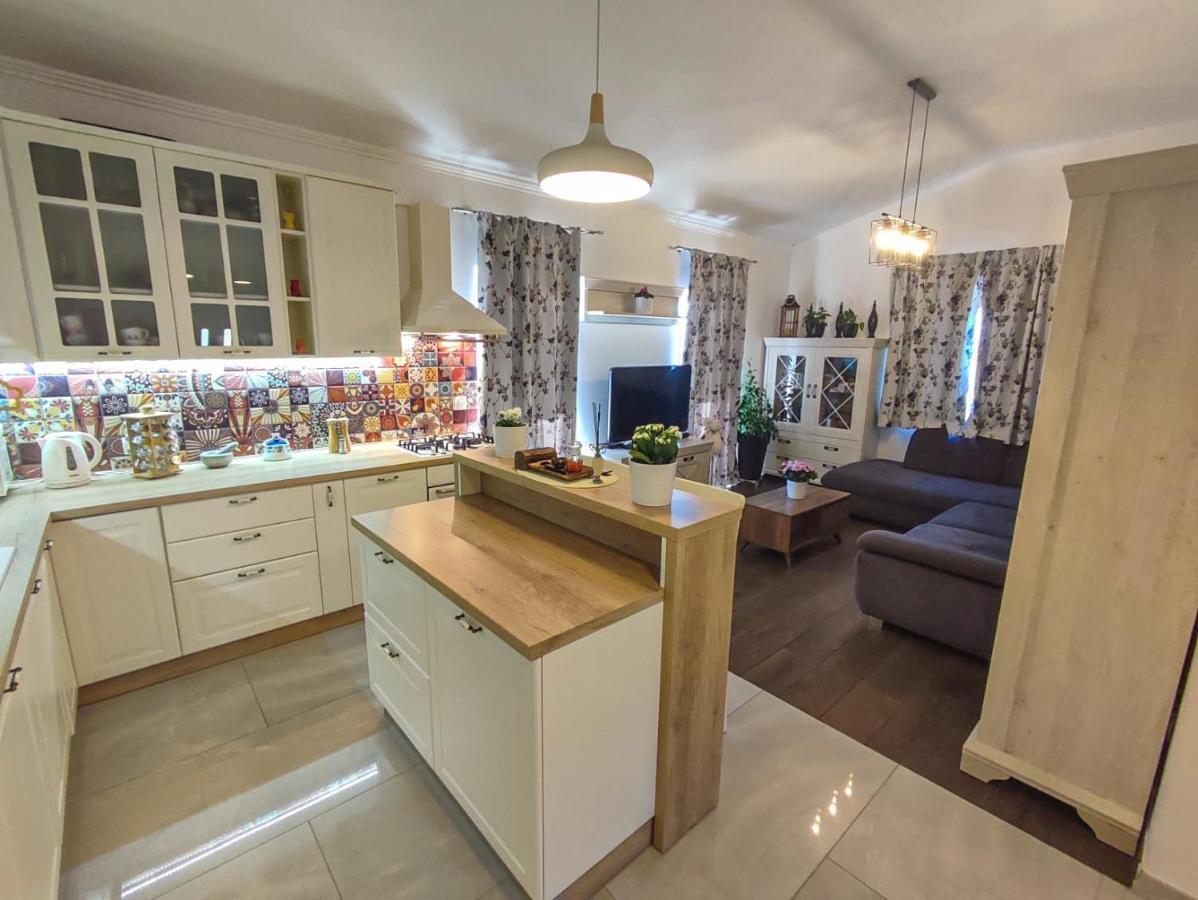 Apartments Amfora - Cozy And Modern Apartments For Up To 15 People, 100M From The Sea And Beach Stara Novalja Buitenkant foto