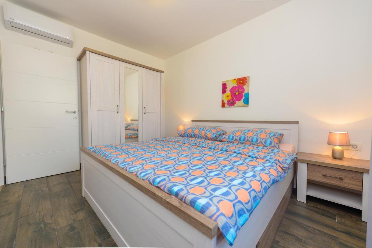 Apartments Amfora - Cozy And Modern Apartments For Up To 15 People, 100M From The Sea And Beach Stara Novalja Buitenkant foto