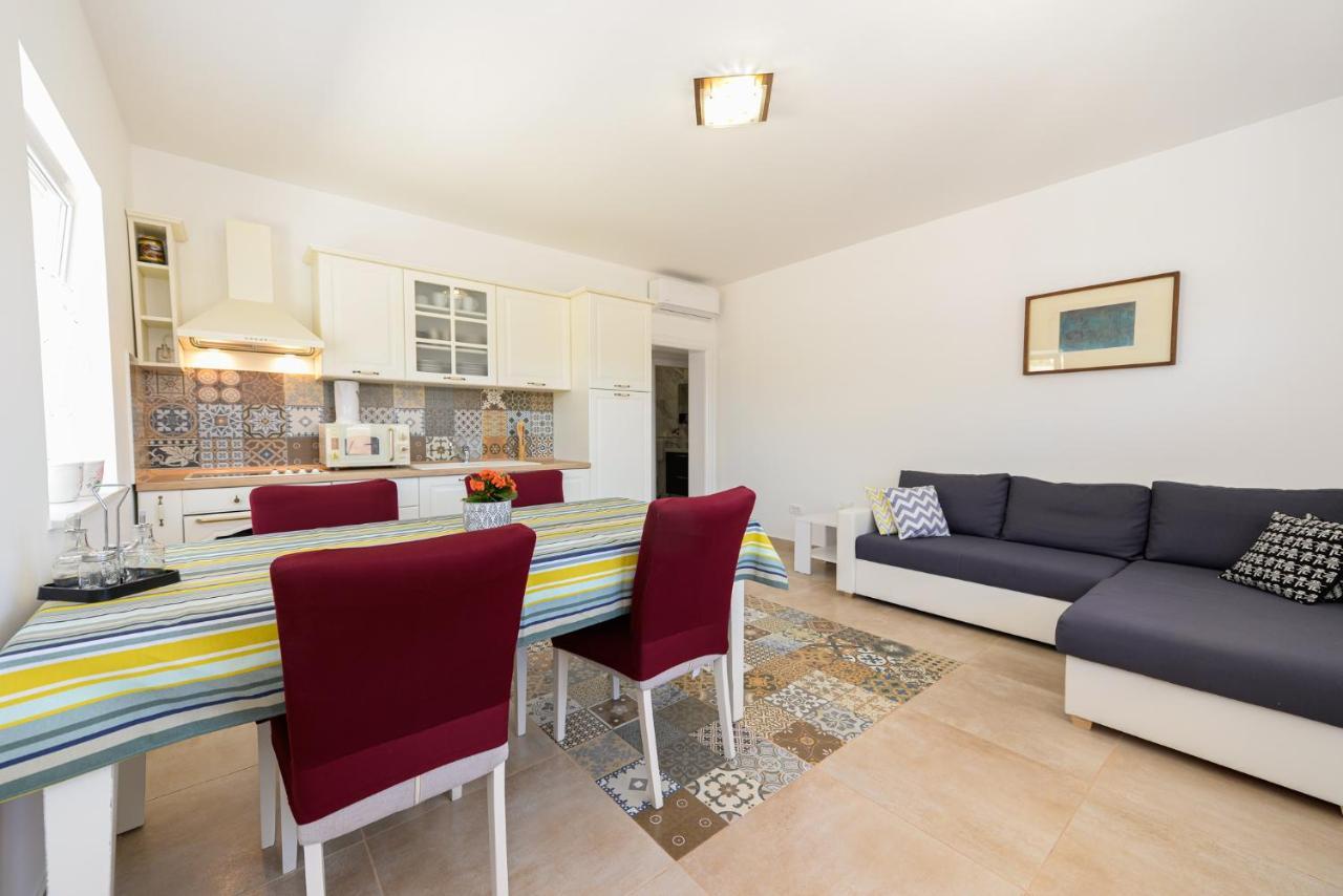 Apartments Amfora - Cozy And Modern Apartments For Up To 15 People, 100M From The Sea And Beach Stara Novalja Buitenkant foto