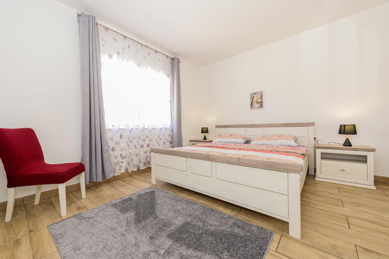 Apartments Amfora - Cozy And Modern Apartments For Up To 15 People, 100M From The Sea And Beach Stara Novalja Buitenkant foto