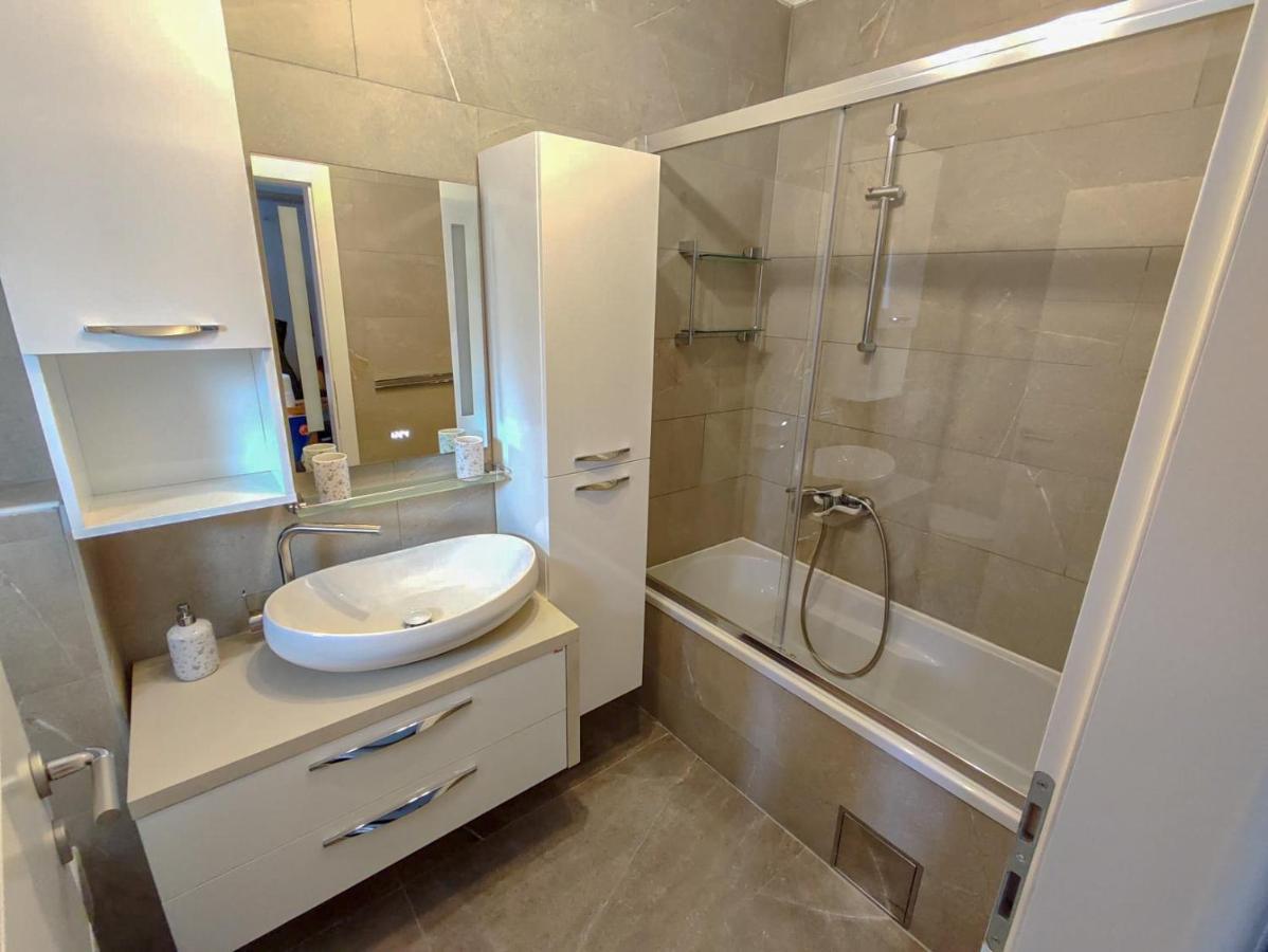 Apartments Amfora - Cozy And Modern Apartments For Up To 15 People, 100M From The Sea And Beach Stara Novalja Buitenkant foto