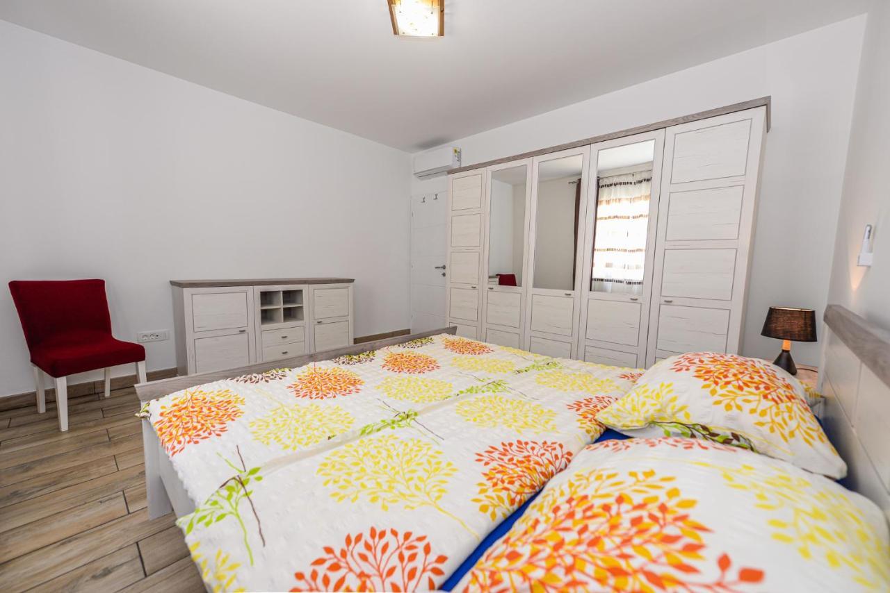 Apartments Amfora - Cozy And Modern Apartments For Up To 15 People, 100M From The Sea And Beach Stara Novalja Buitenkant foto