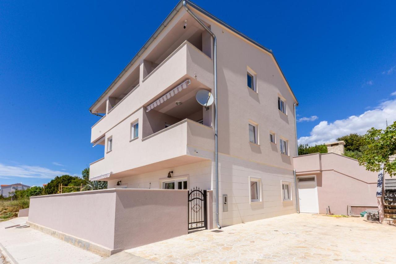 Apartments Amfora - Cozy And Modern Apartments For Up To 15 People, 100M From The Sea And Beach Stara Novalja Buitenkant foto